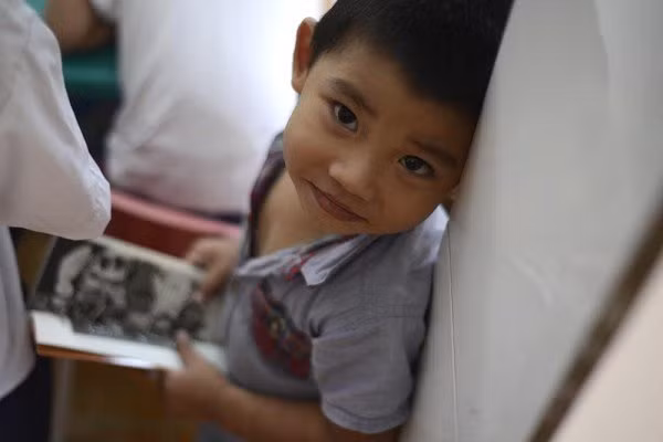 Mới 3 tuổi, nhưng cậu bé này đã có 2 năm "mài đũng quần" ở trung tâm, xem các anh chị học chữ.