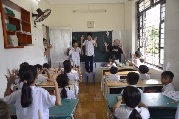 Tiếng Anh là giờ học rất vui. Thầy giáo Rick (người Mỹ) đã dạy tình nguyện ở đây được 3 năm. Mỗi tuần một buổi, thầy đạp xe hơn 10 km đến dạy. Ngoài thầy Rick còn một giáo viên tình nguyện người Pháp, một giáo viên tình nguyện người Việt tới dạy Tiếng Anh cho các em