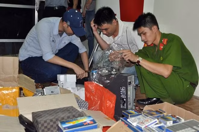 Canh sat mang ke phut doi dien ‘hacker nhi’ lua tram trieu