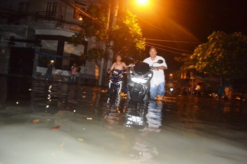 Cuộc sống người dân đảo lộn vì nước ngập.