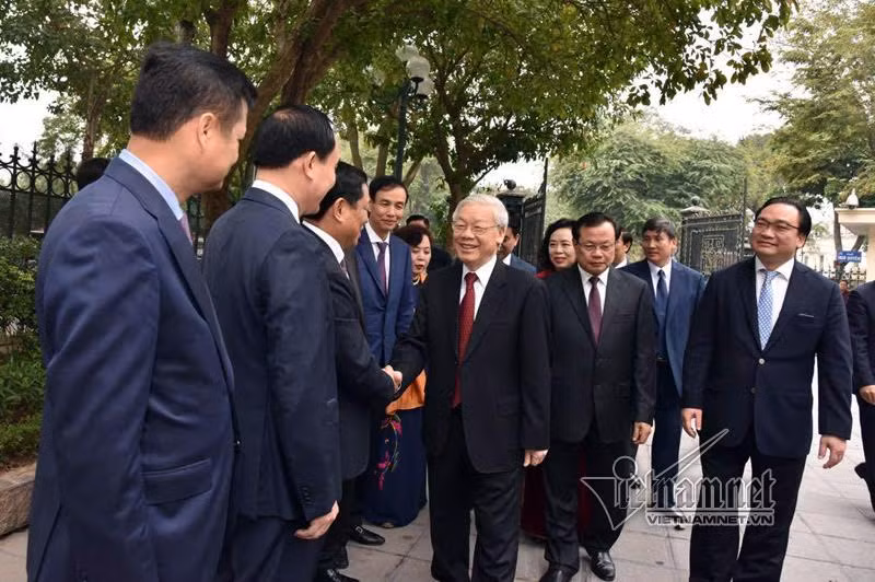 Tong bi thu tha bo ben Ho Guom ngay dau nam moi