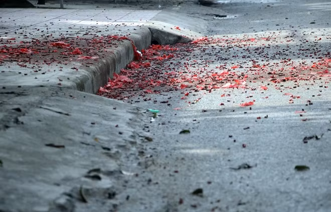 Anh: Xac phao do tham doc quoc lo 8A sang mung 1 Tet