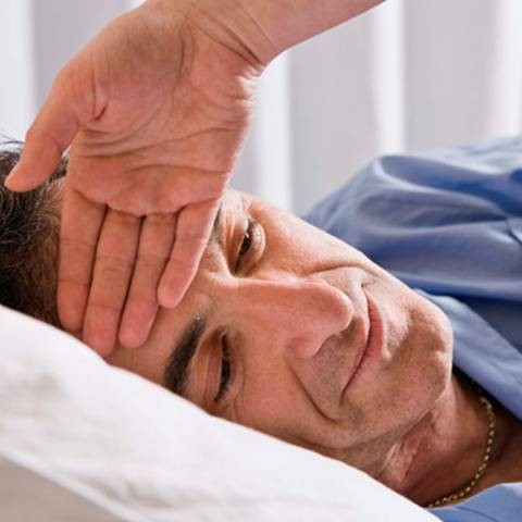 Còn khi uống phải rượu pha Methanol (để tăng độ nặng của rượu), người uống cũng có những biểu hiện say rượu như: loạng choạng, hoa mắt... Do đó, nhiều người lầm tưởng, nghĩ mình bị say rượu, chỉ nằm nghỉ ngơi vài tiếng là hết say, điều này rất nguy hiểm. Ảnh: Zing