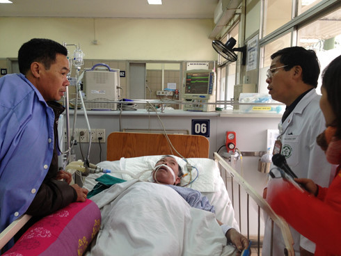 Thời gian chậm nhất là 24 giờ sau khi uống rượu pha cồn Methanol, các triệu chứng của ngộ độc rượu sẽ xuất hiện gồm: Bất tỉnh, gọi hỏi không biết; Co giật; Tê, yếu chân tay một bên chân tay hoặc một bên mặt, nói ngọng trong khi đã tỉnh táo. Ảnh: VOV