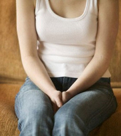 Nhịn tiểu. Thói quen sau quan hệ này cực kỳ có hại cho sức khỏe, bởi theo các chuyên gia y tế, việc đi tiểu ngay sau khi quan hệ tình dục sẽ giúp bạn tránh nhiễm trùng đường tiết niệu. Vì nước tiểu sẽ cuốn sạch số vi khuẩn E.coli đã di chuyển về phía niệu đạo khi bạn quan hệ tình dục. Viêm đường tiết niệu là căn bệnh bệnh bất kể người phụ nữ nào cũng sẽ trải qua 1 lần trong đời và rất dễ tái phát sau khi điều trị.