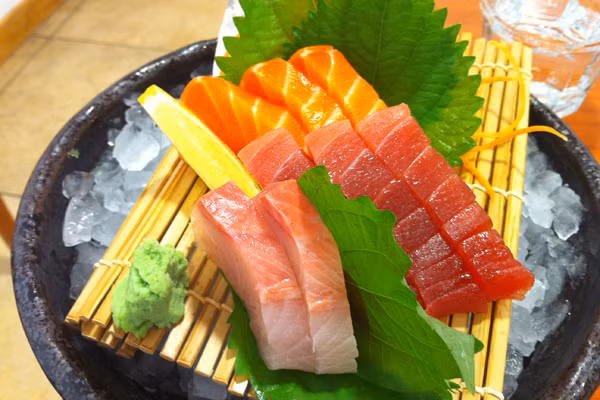 Sushi và sashimi. Việc chế biến hai món ăn này được người Nhật đảm bảo vệ sinh rất cao. Tuy nhiên, khi du nhập vào Việt Nam, tại nhiều nhà hàng những món ăn này trở thành hiểm họa khôn lường vì không đảm bảo vệ sinh an toàn thực phẩm. Nhiều loại giun sán, ký sinh trùng không thể tiêu diệt sẽ đe dọa đến tính mạng con người. Ảnh: http://asiaticoorientalworld.com/