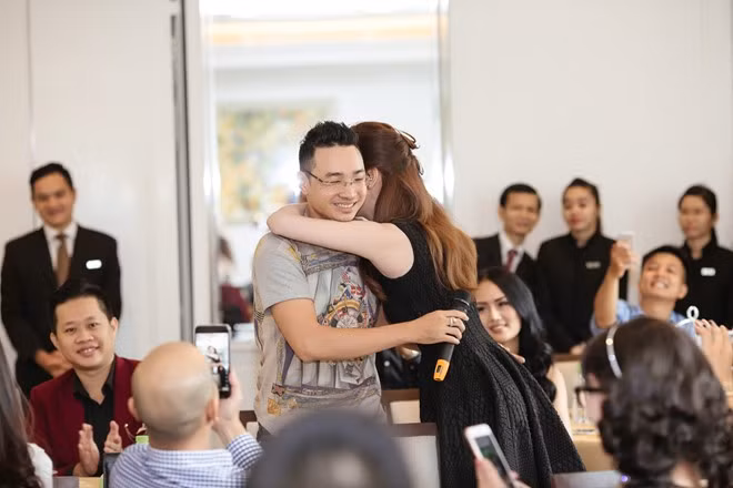 Nu doanh nhan mua sieu sim 098.9999999 cua Ngoc Trinh la ai?-Hinh-2