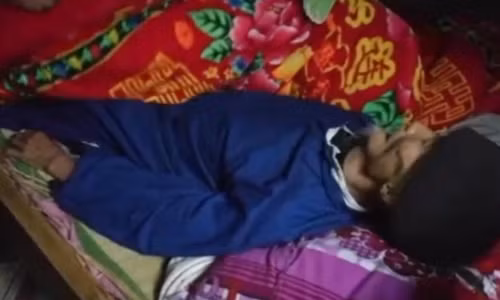 Hoang hon cu ong bat nap quan tai ngoi day giua dam tang