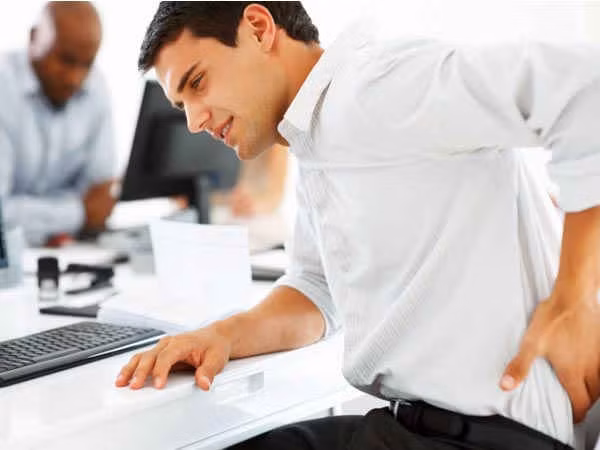 Đau lưng. Đàn ông bị ung thư tinh hoàn thường phải đối mặt với các cơn đau lưng âm ỉ, đặc biệt là phần lưng dưới. Các cơn đau đau này có thể kéo dài, thậm chí ngày càng tồi tệ hơn.