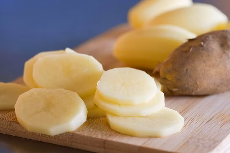 Khoai tây trị thâm nách. Để điều trị thâm nách hiệu quả, bạn có thể tận dụng ngay nguyên liệu ở trong căn bếp của mình là khoai tây. Những gì bạn cần làm để cho vùng da này sáng hơn đó là cắt lát khoai tây tươi và đắp lên vùng da nách hoặc ép lấy nước, bôi trực tiếp lên da, để trong khoảng 30 phút thì rửa sạch lại bằng nước ấm.