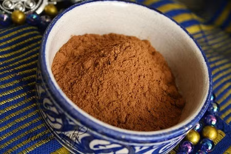 Nước hoa hồng với gỗ đàn hương. Bạn trộn 1 thìa bột gỗ đàn hương kết hợp với một lượng nước hoa hồng đủ để tạo thành một hỗn hợp đặc sệt là được. Bạn thoa đều lên vùng nách, để trong 15 – 20 phút rồi sau đó rửa lại bằng nước sạch. Áp dụng thường xuyên bạn sẽ thấy bất ngờ về hiệu quả đạt được.