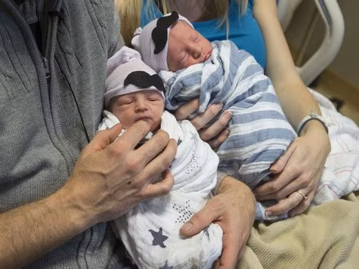 Các bác sĩ cho biết vì khác ngày tháng năm sinh, nên trên giấy tờ, Sawyer đã thực sự sinh trước em trai mình tận 1 năm.