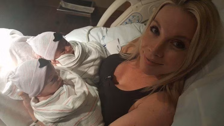 2 bé song sinh chào đời khác năm trong vòng tay mẹ.