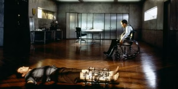 Những biến chứng do các thiết bị gây ra như nhiễm trùng ở chỗ lỗ đinh xuyên qua da; Có thể xảy ra tình trạng lệch trục, chi không còn ngay ngắn như bình thường; Khi lấy thiết bị ra, phần xương được kéo dài bị gãy lại và không liền cũng là một trong những nguyên nhân gây ra biến chứng cho người thực hiện.