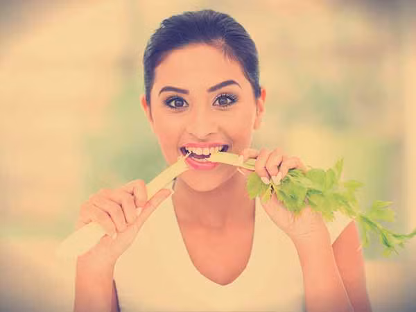 Xà lách: Xà lách là một thực phẩm có tính kiềm, do vậy khi tiêu thụ nó mỗi ngày sẽ giúp trị chứng khó tiêu.