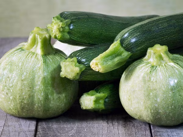 Bí xanh. Cũng giống như xà lách, bí xanh cũng là thực phẩm có tính kiềm và giúp trung hòa axit trong dạ dày.