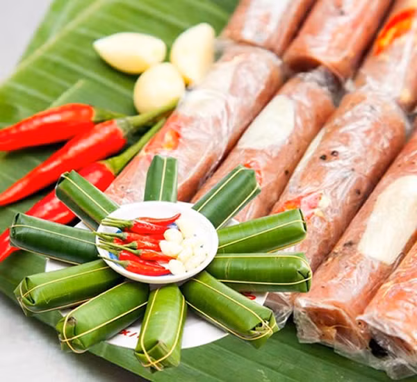 Nem chua miền Trung. Khi khách đến nhà chơi ngày Tết, người miền Trung thường mời họ vài chung rượu nhâm nhi với "mồi" là những chiếc nem nướng. Nem được làm từ thịt heo, sau khi tẩm ướp gia vị, thịt được gói lại trong lá ổi, lá chùm ruột để trong vài ngày có vị chua thanh, giòn giòn, cay cay.