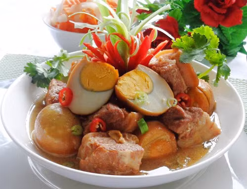 Thịt kho miền Nam. Một món ăn không thể thiếu trong mâm cỗ ngày Tết là món thịt kho hay còn gọi là thịt kho hột vịt hoặc thịt kho nước dừa và chỉ có ở miền Nam mới có cách nấu thịt kho ngon, hấp dẫn không ai sánh bằng.