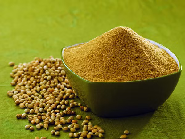 Hạt rau mùi. Pha một thìa bột hạt rau mùi với một cốc nước từ tối hôm trước, để hỗn hợp này qua đêm và uống vào buổi sáng hôm sau trước khi ăn sáng. Hạt rau mùi có chứa các chất có đặc tính chống viêm giúp trị đau nửa đầu hiệu quả. Bên cạnh đó, bạn cũng có thể nhai trực tiếp hạt rau mùi hoặc dùng làm gia vị trong các món ăn.