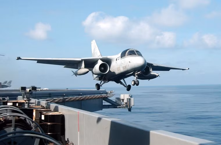 Máy bay săn ngầm S-3 Viking do Tập đoàn Lockheed Martin (Mỹ) thiết kế cho nhiệm vụ nhận dạng, định vị, theo dõi và tấn công tàu ngầm đối phương bảo vệ biên đội tàu sân bay Hải quân Mỹ.