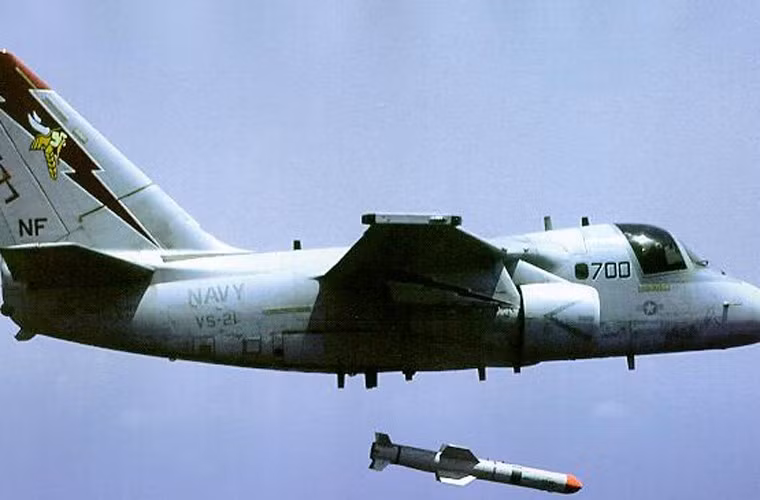 Ảnh máy bay săn ngầm S-3 phóng tên lửa hành trình chống hạm AGM-84.