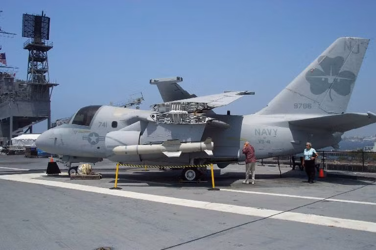 Máy bay săn ngầm S-3B có khả năng mang được hai tên lửa chống hạm AGM-84D hoặc chỉ một tên lửa hành trình đối đất AGM-84H/K SLAM-ER hoặc hai tên lửa không đối đất AGM-65.