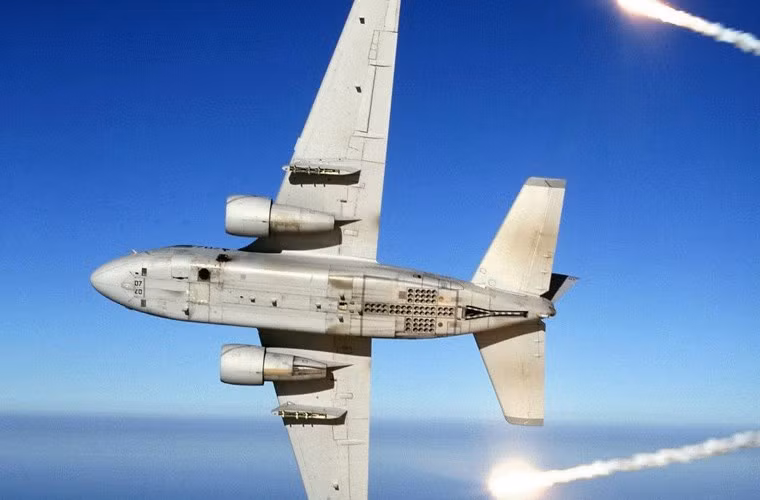 Ngoài ra trên máy bay S-3 còn có hệ thống đối phó ALE-39 mang 90 đạn pháo sáng, mồi bẫy gây nhiễu tên lửa đối phương.