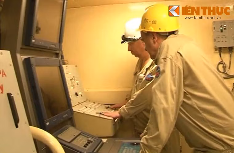 Khắc phục cơ sở hạ tầng hạn chế của nhà máy, ban giám đốc Ba Son đã chỉ đạo và động viên anh em cán bộ, công nhân viên phát huy sáng kiến trong việc sử dụng các thiết bị có sẵn hoặc nghiên cứu chế tạo các thiết bị khác dùng trong quá trình đóng tàu. Điển hình như việc mua thiết bị Easy laser để lắp ráp cơ khí và lắp các mặt phẳng chuẩn, bảo đảm chính xác cao thay thế cho thiết bị khác chuyên dụng, giúp tiết kiệm được 250.000USD.