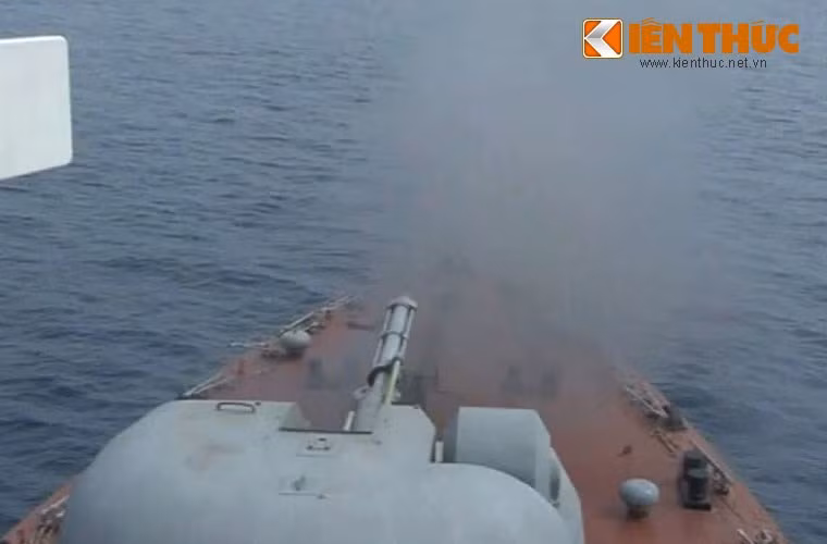 Pháo hạm AK-176 trên tàu Molniya nã pháo.