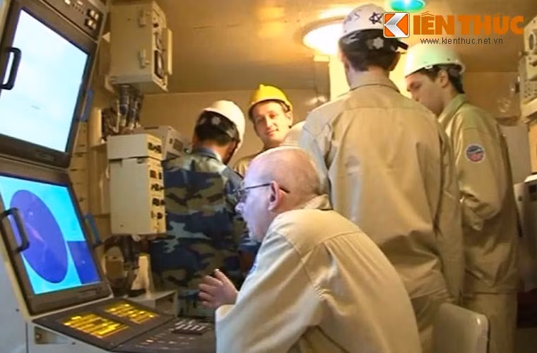 Hay với việc chế tạo thiết bị hàn tự động titan, thiết bị gia công ống di động, thiết bị vệ sinh các phin lọc dầu nhớt, thiết bị thử tải cho các trang bị đặc chủng... Việc này góp phần bảo đảm chất lượng, tiến độ, thẩm mỹ và tiết kiệm chi phí. Ảnh: Chuyên gia Nga – Việt bên trong phòng điều hành hệ thống radar, điều khiển tên lửa.