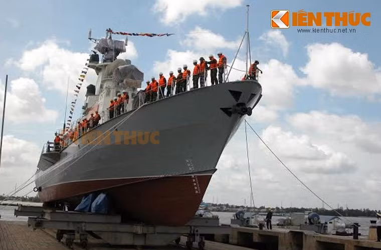 Không những thế, Molniya lại còn là tàu tên lửa hiện đại đầu tiên Việt Nam tự đóng hàng loạt chiếc. Chiếc tàu tên lửa đầu tiên mà Việt Nam đóng là BPS-500 chỉ hoàn thành 1 chiếc. Hiện nay, nhà máy Ba Son đang tăng tốc hoàn thiện cặp tàu cuối cùng trong số hợp đồng 6 tàu tên lửa Molniya đóng theo đơn hàng của Hải quân Việt Nam. Ảnh: Chuẩn bị hạ thủy tàu Molniya tại nhà máy Ba Son.