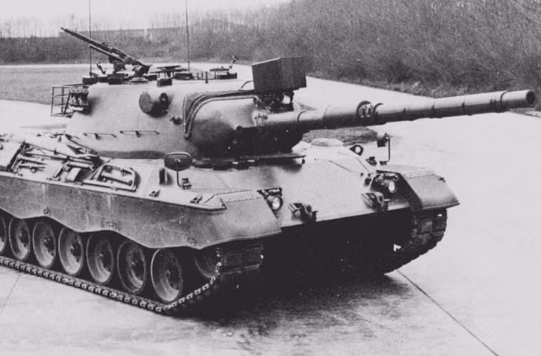 Chương trình phát triển xe tăng Leopard có nguồn gốc ban đầu là dự án thiết kế, xây dựng mẫu xe tăng chiến đấu chủ lực dành riêng cho các nước Đức, Pháp, Italy - không phụ thuộc vào xe tăng Mỹ Patton hay Anh Quốc Centurion, khởi động năm 1957. Đến năm 1962, chính phủ Đức khi đó nhận thấy mẫu Standardpanzer -mà sau này là Leopoard 1 phù hợp với các yêu cầu của mình. Vì vậy, việc thiết kế hệ đối tác kết thúc. Về phần Pháp và Italy, Pháp đã chọn lựa sản xuất mẫu AMX-30 có nét giống Leopard 1, còn Italy thì đã hủy bỏ dự án và quyết định mua xe tăng M60 Patton của Mỹ.