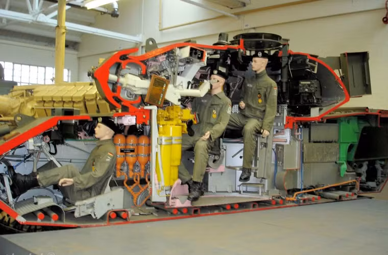 Kíp lái xe tăng Leopard 1 gồm 4 người: Chỉ huy và pháo thủ 1 ngồi bên phải; pháo thủ 2 (nạp đạn viên) ngồi bên trái) và lái xe ngồi ở phía trước tháp pháo, bên phải.