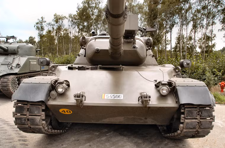 Chính vì vậy, giáp bảo vệ của xe tăng Leopard 1 kém xa T-54/55 và T-62 của Liên Xô. Cụ thể, mặt trước thân xe chỉ dày khoảng 70mm và thậm chí là giáp trước tháp pháo (thường được làm rất dày trên các loại xe tăng) thì với Leopard 1 đó là cơn ác mộng - dày chừng 50mm. Mặc dù mặt trước xe được làm với góc nghiêng lớn nhưng chừng đó là chưa đủ để chống lại pháo tăng Liên Xô hay vũ khí chống tăng.