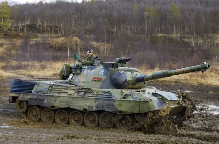 Hai bên hông xe tăng ước chừng giáp thép chỉ dày khoảng 30-35mm.