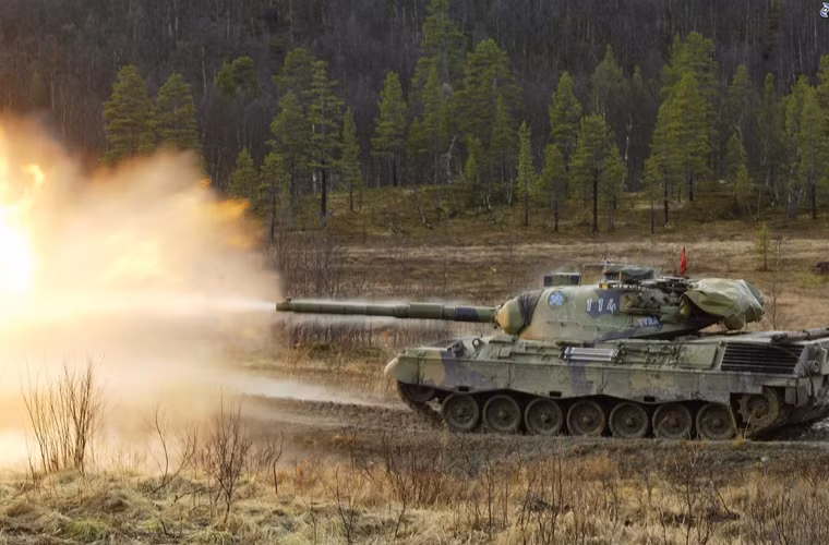 Pháo chính có góc hạ nòng từ -9 đến +20 độ, cơ số đạn dự trữ 60 viên gồm các loại đạn xuyên giáp APDS, APFSDS và HEAT. Leopard 1 được trang bị hệ thống cân bằng ngang dọc cho pháo chính, hệ thống tính toán đường đạn điện tử, máy đo xa laser giúp xe có khả năng bắn chính xác trong khi hành tiến.