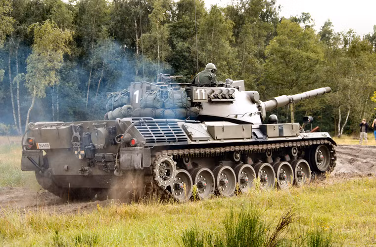 Về tính cơ động, xe tăng Leopard 1 được trang bị động cơ diesel MB838 Ca M500 công suất 830 mã lực cho phép cố xe tăng hơn 40 tấn phi với tốc độ đến 65km/h - nhanh hơn bất kỳ loại tăng nào cùng thời của Nga, Mỹ.