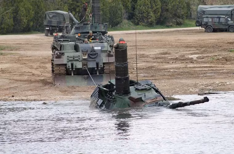 Leopard 1 có khả năng lội nước sâu 4m nếu được trang bị ống thông hơi. Ảnh: Leopard 1 của Quân đội Hy Lạp lội nước với ống thông khí.