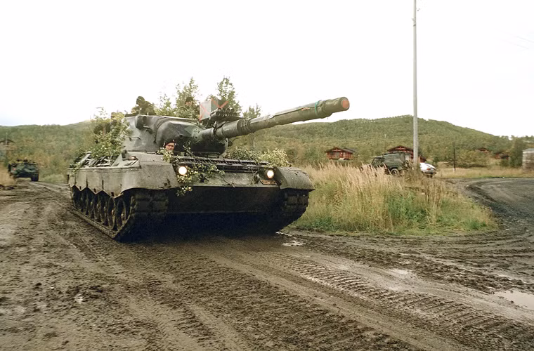 Đến các phiên bản Leopard 1A5, 1A6 thì người Đức đã bỏ pháo L7 và thay bằng pháo nòng trơn 120mm L55 mạnh mẽ hơn cùng hệ thống kiểm soát bắn tiên tiến.