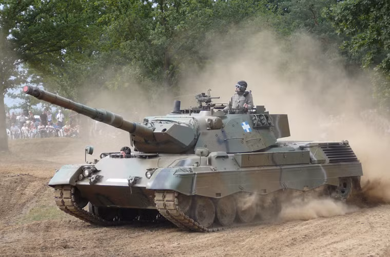 Bộ phận truyền động có 7 bánh đỡ và hệ thống treo xoắn riêng, 4 con lăn, có nhiệm vụ như bánh dẫn hướng phía trước và bánh dẫn động bố trí phía sau xe. Băng xích bằng thép với bản lề cao su.