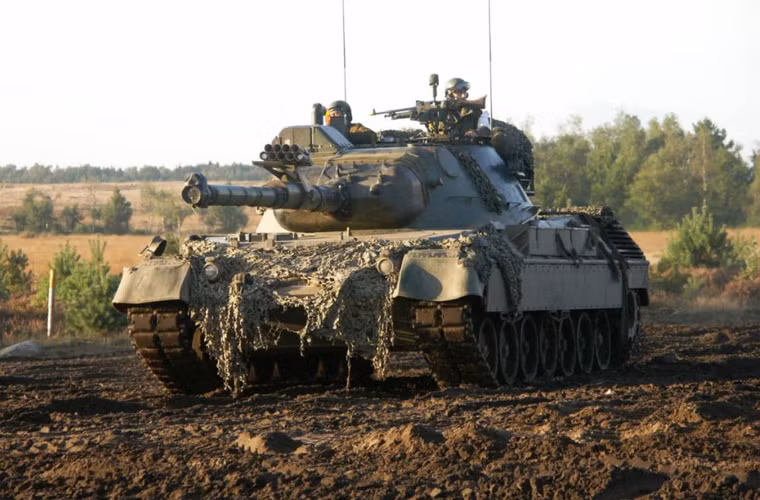 Về hỏa lực, theo tiêu chuẩn hóa lực lượng xe tăng NATO khi đó, Leopard 1 được lắp pháo rãnh xoắn 105mm L7 cùng hai súng máy 7,62mm.