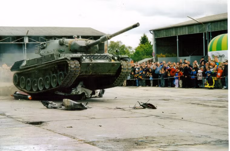 Dự kiến ban đầu, người Đức có ý định trang bị cho xe tăng Leopard 1 hỏa lực mạnh mẽ và tính cơ động cực cao. Tuy nhiên, thời điểm đó người Đức chưa có động cơ đủ mạnh cho xe tăng nặng hơn 40 tấn. Chính vì thế, giáp bảo vệ của Leopard 1 bị cắt giảm ít nhiều nhường chỗ cho sự cơ động cao (đến 65km/h).