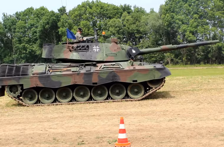 Xe tăng chiến đấu chủ lực Leopard 1 có trọng lượng tổng thể khoảng 40-42 tấn tùy phiên bản, dài 9,54m (gồm cả nòng pháo), rộng 3,37m, cao 2,39m.