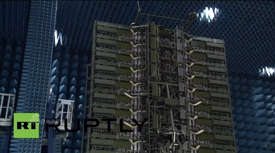 Tổ hợp radar Nebo-M được thiết kế tự động phát hiện và theo dõi mục tiêu khí động giống như tên lửa đạn đạo, máy bay tàng hình, UAV cũng như mục tiêu siêu âm. Nó có khả năng theo dõi đến 200 mục tiêu khí động ở nhiều độ cao và khoảng cách tới 600km. Trong chế độ quét phòng thủ tên lửa, Nebo-M có thể theo dõi 20 mục tiêu đạn đạo ở cự ly 1.800km, độ cao 1.200km. Ảnh: anten mạng pha radar băng L RLM-D.