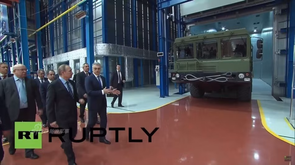 Nhà máy ngoài việc sản xuất tên lửa phòng không S-400 còn là nơi chế tạo tổ hợp tên lửa S-350E Vityaz, tổ hợp radar Nebo-M. Trong ảnh là khung gầm hạng nặng MZKT-7930 chuyên dùng lắp đặt bệ phóng tên lửa hoặc các tổ hợp radar.