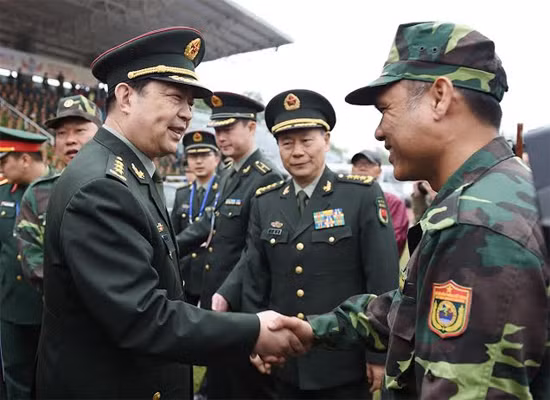 Kết thúc buổi biểu diễn Thượng tướng Thường Vạn Toàn và Đại tướng Phùng Quang Thanh, Phó Bí thư Quân ủy Trung ương, Bộ trưởng Quốc phòng Việt Nam đã tới động viên, khen ngợi cán bộ, chiến sĩ Bộ đội Biên phòng tỉnh Lạng Sơn. Đại tướng Phùng Quang Thanh mong muốn Bộ đội Biên phòng không chỉ giỏi võ, mà cần tinh thông nghiệp vụ; có tinh thần cầu thị; tích cực hợp tác với lực lượng Biên phòng Trung Quốc xây dựng đường biên giới hòa bình, hữu nghị. Ảnh: Thượng tường Thường Vạn Toàn thăm hỏi chúc mừng cán bộ, chiến sĩ biên phòng tỉnh Lạng Sơn.