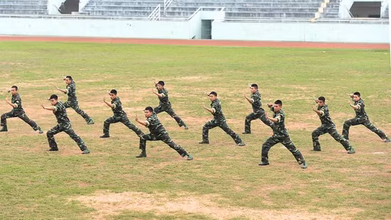 Chiến sĩ biên phòng biểu diễn các thế vỡ dao găm.