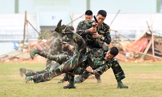 Cán bộ, chiến sĩ biên phòng nhanh nhẹn, giỏi võ nên tay không cũng có thể quật ngã đối tượng có vũ khí.