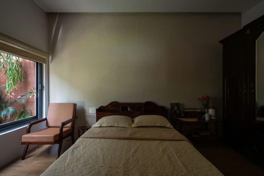 Các ô cửa sổ các phòng ngủ được kết nối với nhau qua khoảng thông tầng lớn.