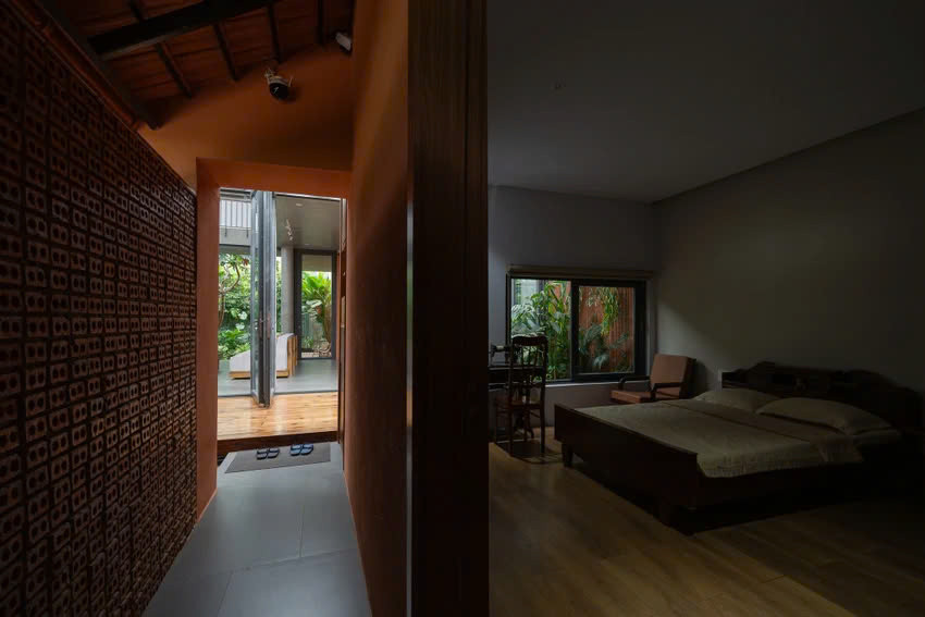 Khối ngủ được đưa lên tầng hai, dành hết không gian tầng một cho sinh hoạt chung như phòng khách và bếp ăn.